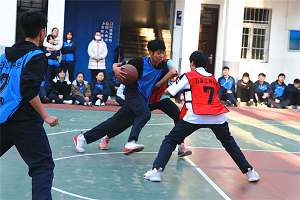 石泉县江南中学球类运动展风采激扬青春显活力
