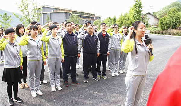 白河县城关小学党支部举行"弘扬三苦精神·传承红色基因"主题党日活动