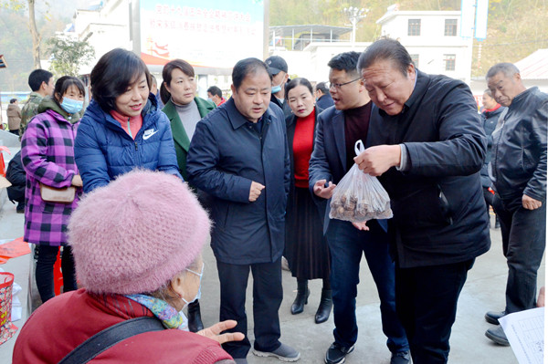 白河县教体科技系统消费扶贫走进宋家镇焦赞村