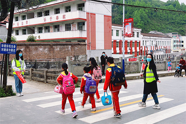 漩涡镇中心小学图片