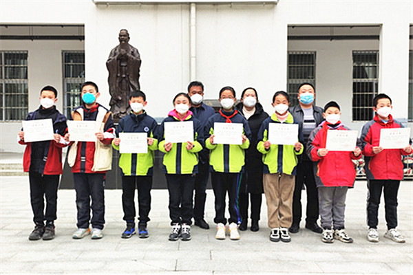 分获初中组和小学组的一等奖,雷家宏等两名教师被评为优秀指导教师,钟