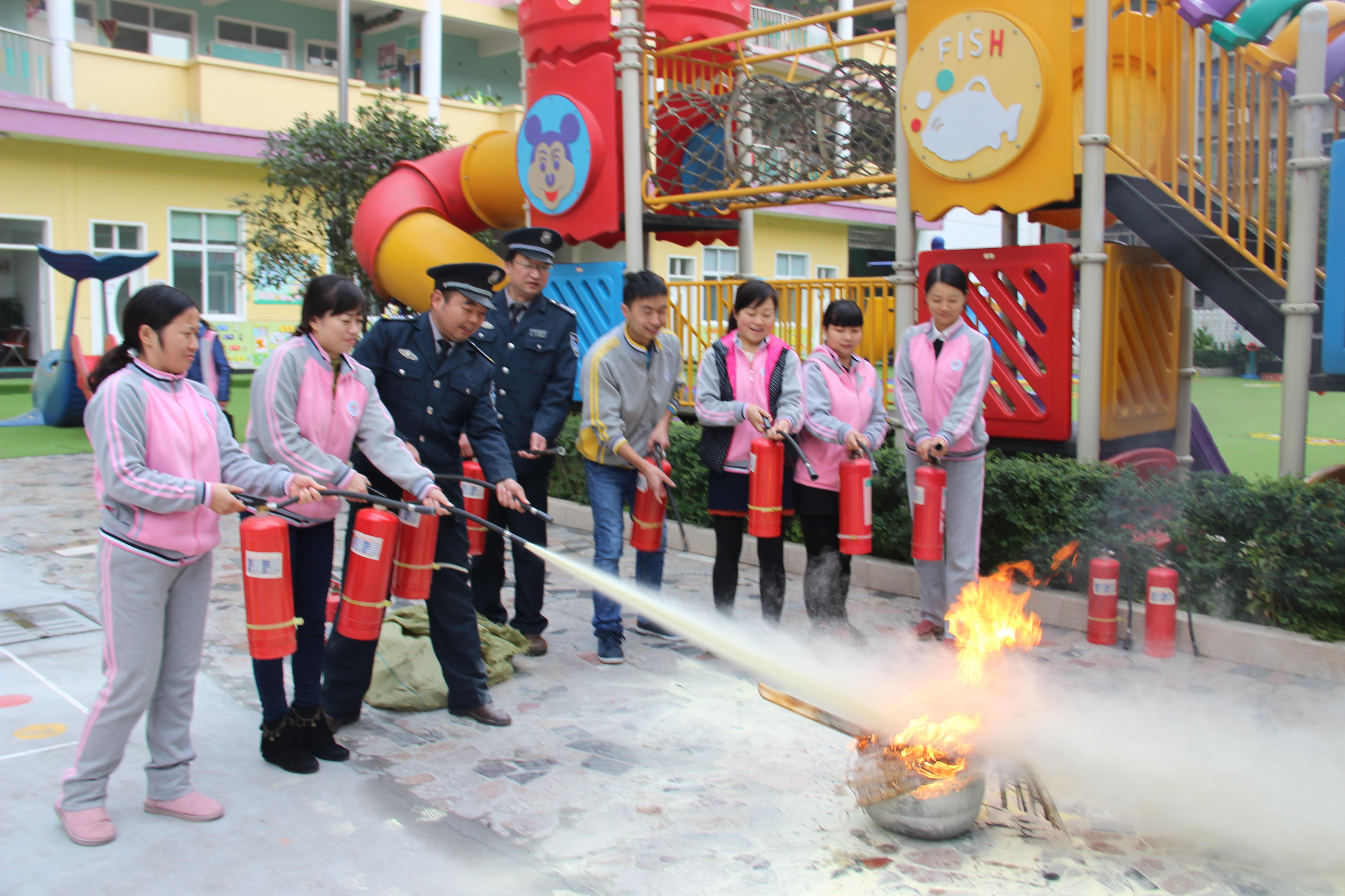 安康市幼儿园组织教师开展灭火消防演练