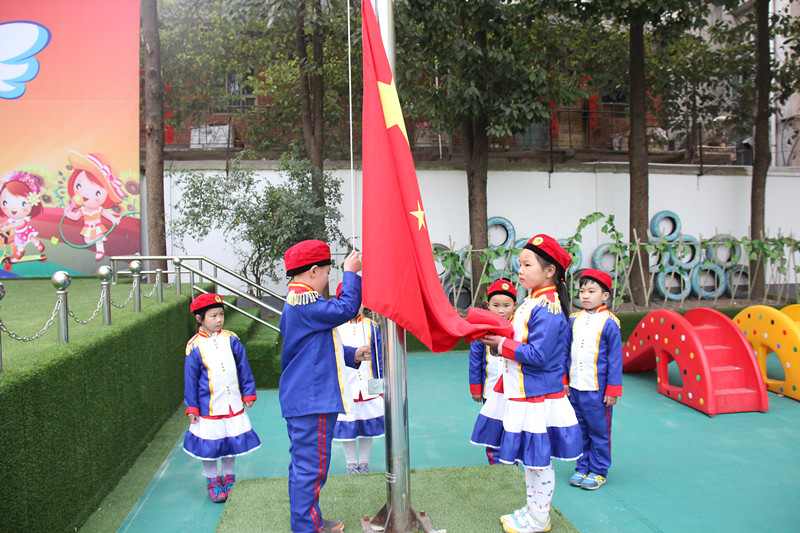 漢陰二幼舉行幼兒首次升旗式從小培養娃娃愛國情