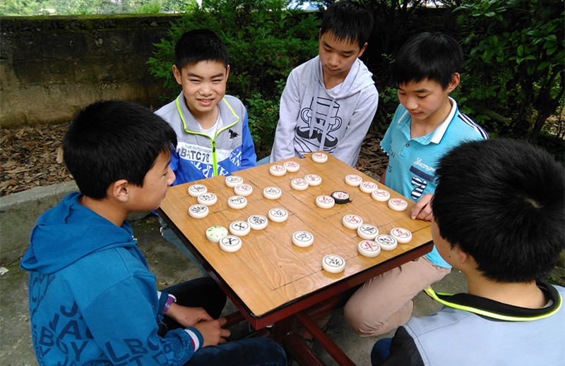 紫阳瓦庙镇保坪小学寄宿生课余生活乐在棋中