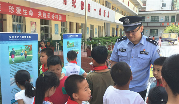 旬陽縣甘溪鎮中心學校鐵路民警進校園安全教育保平安